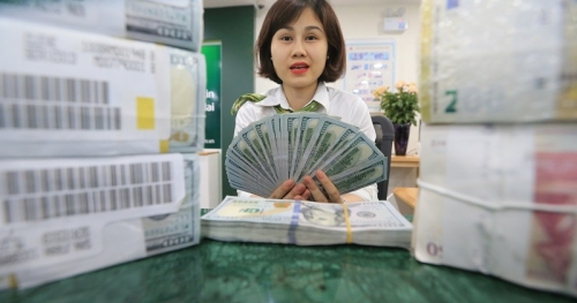 Lãi suất liên ngân hàng vượt trần, áp lực tỷ giá ra sao?