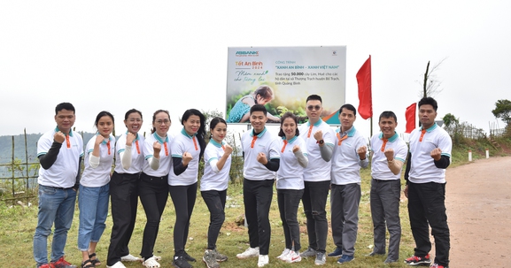 ABBANK thành công gây quỹ 50.000 cây gỗ lớn cho các gia đình khó khăn tỉnh Quảng Bình