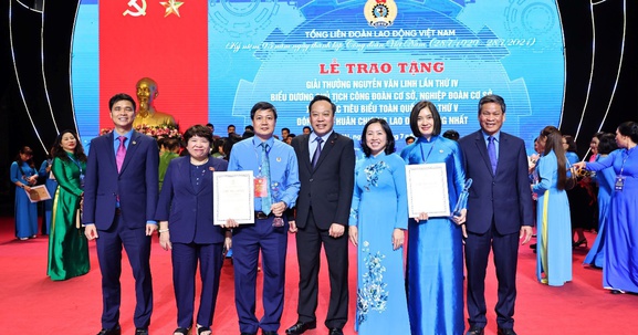 Chủ tịch Công đoàn TSC Vietcombank nhận giải thưởng Nguyễn Văn Linh