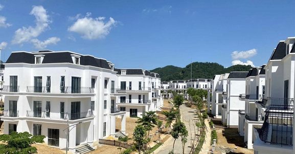 Hết thời bỏ phố về ngoại ô "chữa lành", loạt biệt thự ở Thạch Thất rao bán gấp vẫn ế người mua