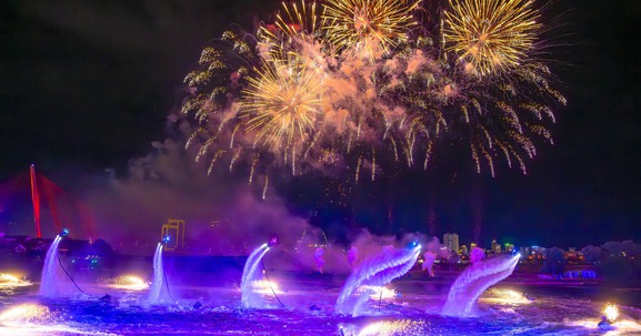 Khách đi máy bay, tàu hỏa đến Đà Nẵng được ưu đãi vé xem show tại Da Nang Downtown
