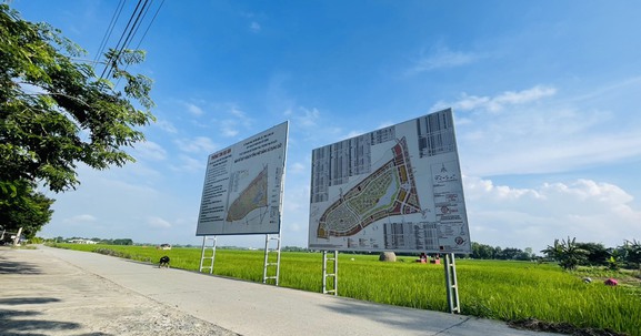 Dân Long An mang bao tải đựng tiền đền bù từ dự án "khủng"