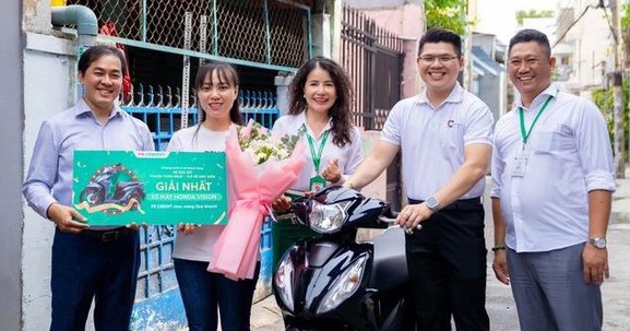 FE CREDIT: Honda Vision, vàng SJC đã được trao cho khách hàng