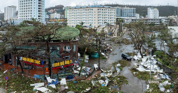 Quảng Ninh: Lực lượng chức năng cùng người dân “trắng đêm” khắc phục hậu quả bão số 3