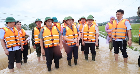Thủ tướng chỉ đạo bảo đảm an toàn đê điều, hồ đập; triển khai phương tiện, kể cả trực thăng, hỗ trợ người dân