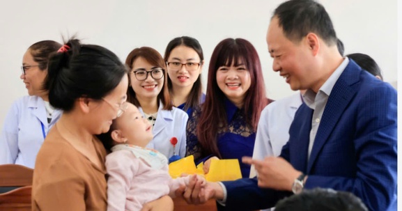 Lâm Đồng: Chủ tịch UBND tỉnh thăm và tặng quà Trung thu cho trẻ khuyết tật