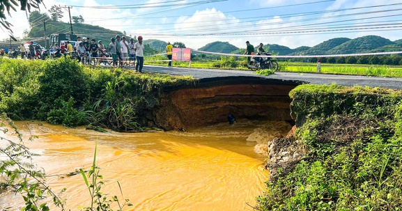 Lâm Đồng: Mưa lớn kéo dài gây sạt lở nghiêm trọng Tỉnh lộ 721