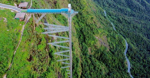 Cầu kính kỳ tích của Việt Nam top nguy hiểm nhất thế giới: Treo trên độ cao hơn 2.000m, vươn khỏi vách núi 60m của ‘nóc nhà’ Đông Dương