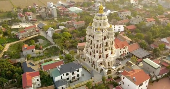 Lâu đài ngõ nhỏ phố nhỏ tại tỉnh nhỏ nhất Việt Nam gây choáng vì độ lấp lánh, đèn chùm kéo dài 2 tầng phong cách châu Âu