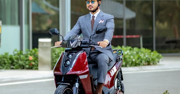 Xe máy điện cao cấp ngày càng hút khách