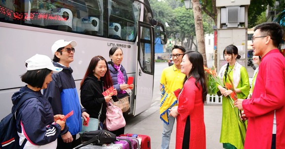 Mùng 1 Tết 2025: Bật mí bí quyết chọn hướng và giờ xuất hành rước tài lộc, đón may mắn cả năm