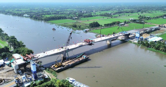 Hợp long cây cầu trăm tỷ kết nối vùng biên giới tới đô thị đặc biệt của Việt Nam