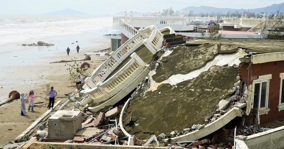 Hoang tàn khu nghỉ dưỡng ven biển miền Trung: 20 căn biệt thự cao cấp đổ sập khi bão Bualoi quét qua