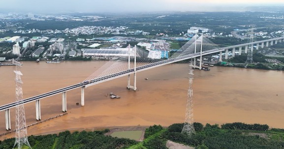 Cầu dây văng có tĩnh không cao nhất Việt Nam đã hoàn thiện, vẫn phải chờ đợi để được thông xe