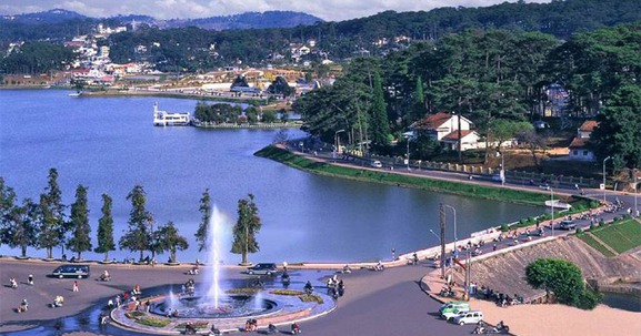 Hồ nước nhân tạo hình lưỡi liềm rộng 25ha, là biểu tượng của Đà Lạt đón tin vui