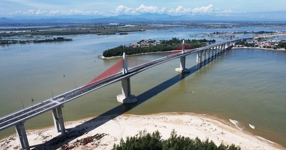 Cầu vượt biển dài nhất miền Trung gặp khó, nguy cơ trễ hẹn thông xe