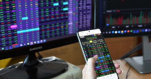 Doanh nghiệp bất động sản vi phạm công bố thông tin và lo ngại rủi ro trên thị trường chứng khoán