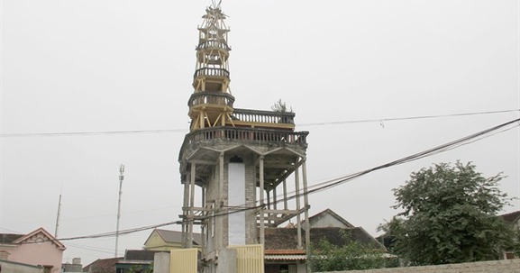 Nghệ An có một ngôi nhà 9 tầng kỳ quái: Cách xây dựng khác người, tưởng nguy hiểm mà vẫn đứng vững gần 20 năm