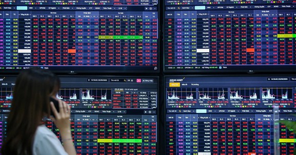 Chứng khoán tuần qua: VN-Index "rơi tự do" 95 điểm, cổ phiếu bất động sản khởi sắc sau nhịp điều chỉnh