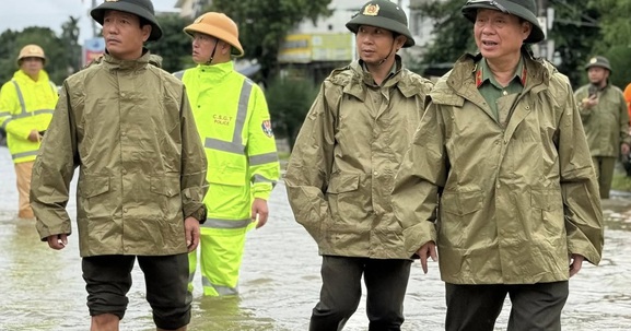 Giữa dòng nước dữ, sáng lên màu áo người chiến sĩ Công an Nhân dân