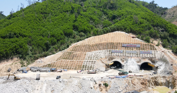 Chỉ 1 tháng nữa, hầm xuyên núi dài nhất tuyến cao tốc Khánh Hòa - Buôn Ma Thuột do Đèo Cả thi công sẽ được đào thông