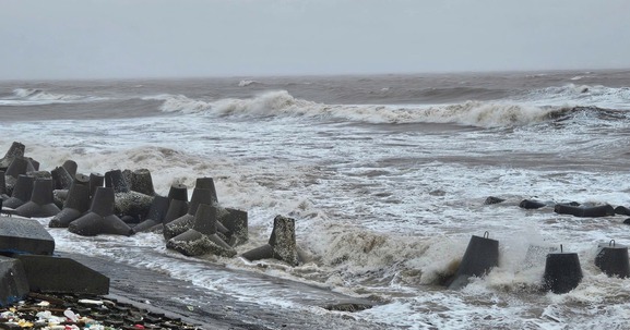 Ninh Bình đề xuất đầu tư 2.300 tỷ nâng cấp ba tuyến đê biển phòng chống bão lũ