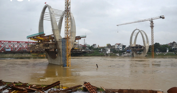 Cây cầu 1.800 tỷ thay thế cây cầu hơn 120 tuổi sẽ bị phá dỡ ở Hà Nội: Chơ vơ giữa dòng nước lũ, lùi kế hoạch thông xe 1 năm