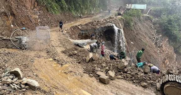 Thiệt hại kết cấu hạ tầng đường bộ gần 1.000 tỷ đồng sau bão lũ