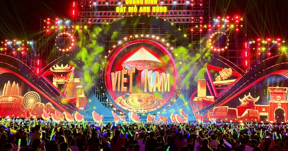 Quảng Ninh: Người dân nô nức xếp hàng xem concert “Quảng Ninh - Đất mỏ anh hùng”