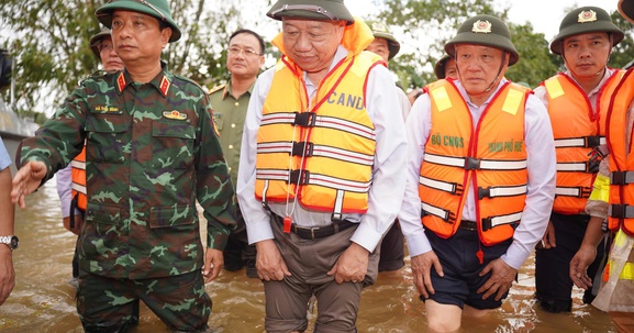 Tổng Bí thư Tô Lâm thăm hỏi, động viên và tặng quà cho người dân vùng ngập lụt TP. Huế