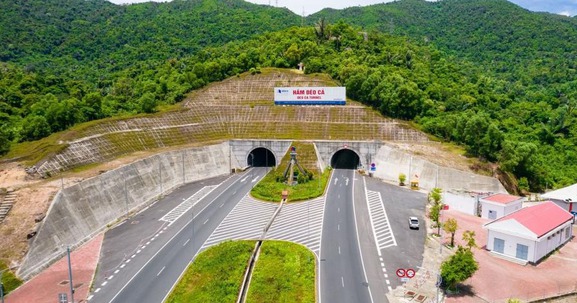 ‘Vua hầm’ Việt Nam miễn phí đường bộ cho các đoàn xe cứu trợ miền Trung