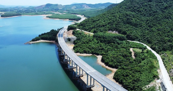 Cao tốc hơn 12.000 tỷ kết nối 2 tỉnh hẹp nhất Việt Nam đạt dấu mốc quan trọng