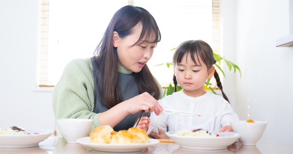 Trẻ biếng ăn phải làm sao? Nguyên nhân và dấu hiệu phổ biến cha mẹ hay bỏ qua