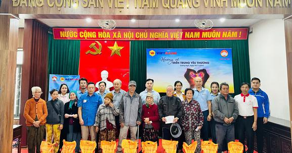 Vietbank chung tay "hướng về miền Trung yêu thương" trao 3.600 suất quà cho đồng bào vùng lũ