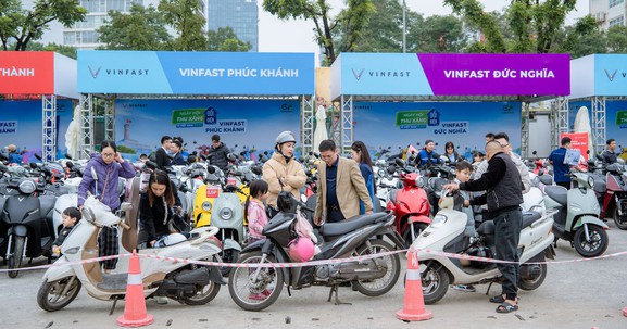 Trải nghiệm thuyết phục, chi phí thấp, lên đời nhàn, người Hà Nội nô nức chọn xe điện VinFast tại “Ngày hội Thu xăng đổi điện”