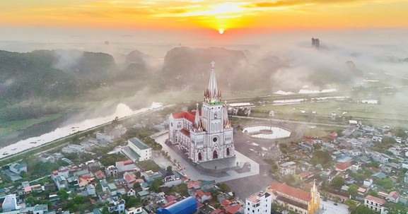 Khánh thành Nhà thờ Giáo xứ lớn nhất Việt Nam bên 'vịnh không sóng' sức chứa đến 5.000 người