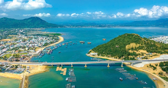‘Ông lớn’ chuyên sản xuất siêu du thuyền lên kế hoạch đầu tư khu nghỉ dưỡng hơn 4.000ha tại tỉnh có đường bờ biển đẹp bậc nhất Việt Nam