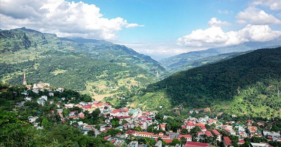 Toàn bộ một thị trấn nằm ở độ cao trên 1.000m vùng biên giới được di cư trước nguy cơ 16 khối sạt lở