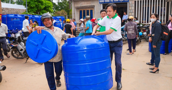FE Credit mang bồn chứa nước đến với bà con vùng hạn mặn