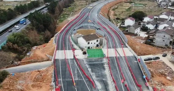 Ngôi nhà 'chình ình' giữa đường cao tốc: Không chịu di dời vì đòi hơn 2 căn nhà, chính quyền nhanh trí tạo ra 'mắt thần' check-in