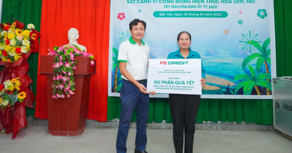FE Credit mang Tết yêu thương đến các hoàn cảnh khó khăn ở Bến Tre