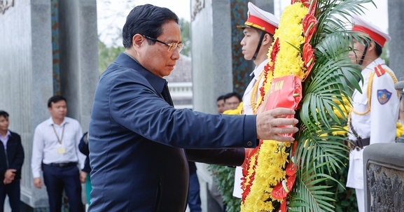 Thủ tướng dâng hương tri ân các anh hùng liệt sĩ và Mẹ Việt Nam anh hùng