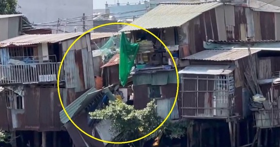 Một ngôi nhà ven kênh bất ngờ đổ sập, người phụ nữ nằm võng không kịp thoát thân