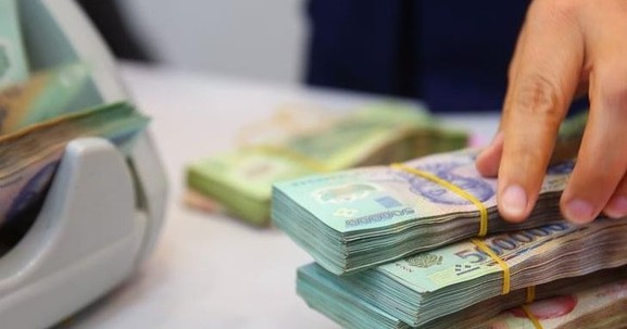 Loạt ngân hàng đồng loạt hạ lãi tiền gửi: Lãi suất đang đi vào xu hướng giảm?