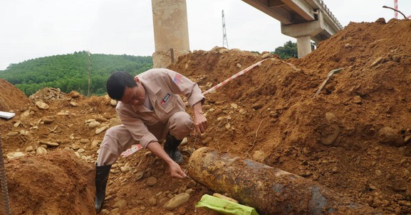 Phát hiện bom nặng hơn 100kg, cây cầu đang thi công tại tỉnh hẹp nhất Việt Nam buộc phải dừng khẩn cấp