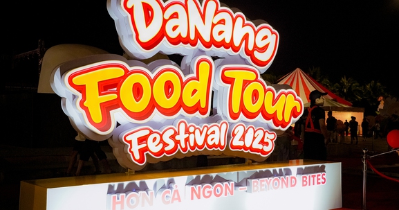 Uống bia, ăn xúc xích Bà Nà tại Lễ hội Đà Nẵng Food Tour 2025