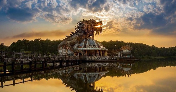 Công viên nước bỏ hoang duy nhất tại Việt Nam bất ngờ vụt sáng trên báo nước ngoài, khách Tây nườm nượp đến check-in