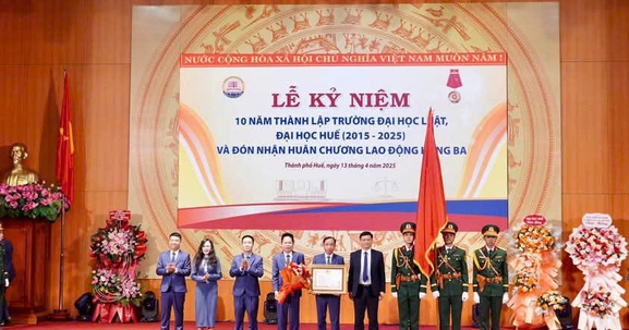 Trường Đại học Luật (Đại học Huế) đón nhận Huân chương Lao động hạng Ba