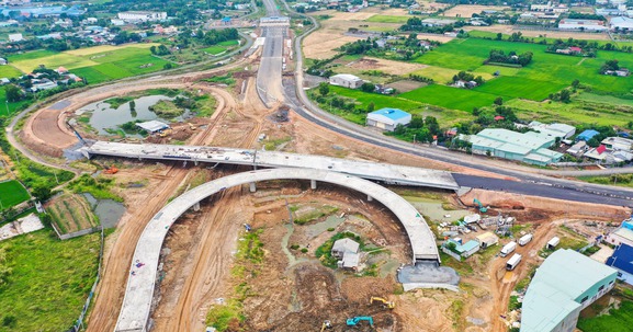 Toàn cảnh đại công trường nút giao 3 tầng kết nối 6 trục đường của 3 địa phương giàu nhất Việt Nam