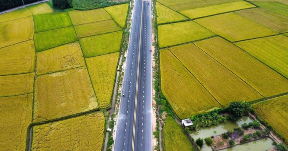 Hình hài đẹp mắt của đường dẫn cầu vượt sông trăm tỷ, nối thông 2 tỉnh giàu có của Việt Nam